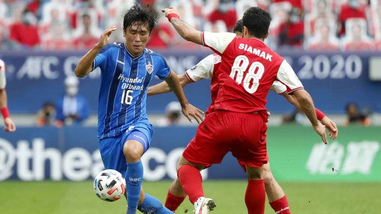 Siamak Nemati of Persepolis and Won Dujae of Ulsan Hyundai compete for the ball during the AFC Champions League final