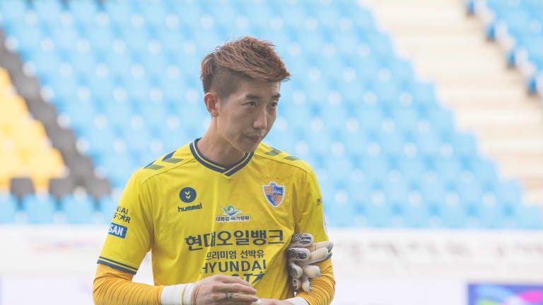 Jo Hyeonwoo of Ulsan Hyundai looks on