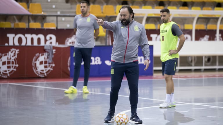 Spain Futsal coach Fede Vidal giving instructions during a training session