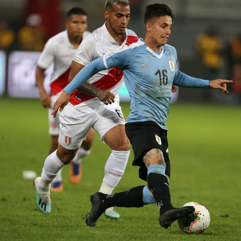 Uruguay s Brian Rodriguez (R) and Peru s Miguel Trauco fight for the ball&nbsp;