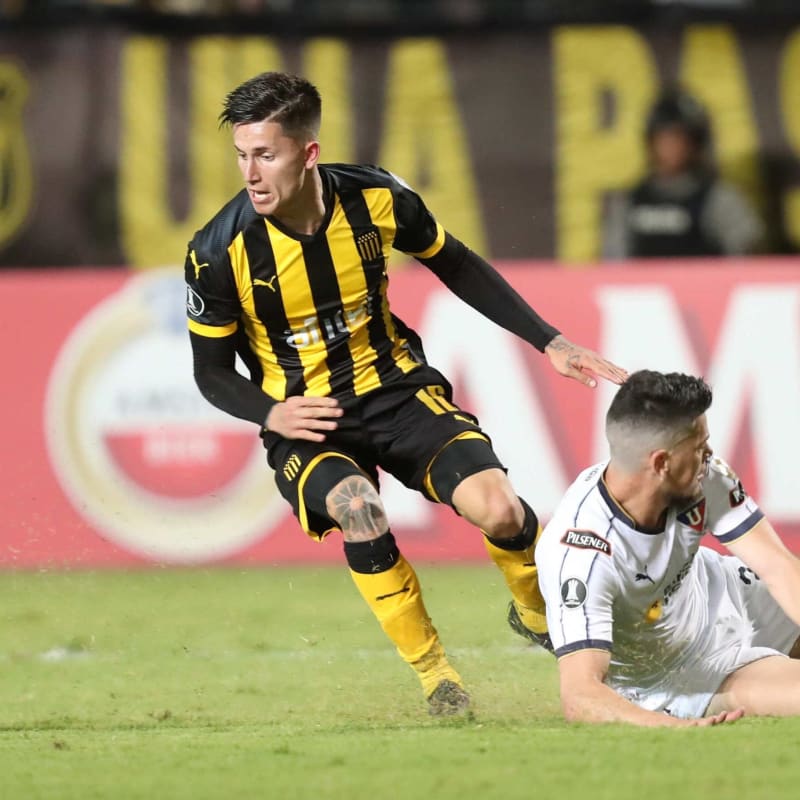 Penarol's Brian Rodriguez (L) vies for the ball with Liga de Quito's Carlos Rodriguez&nbsp;