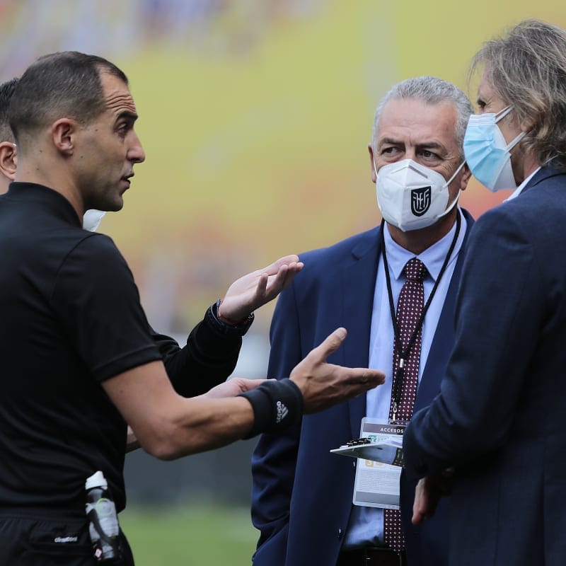 Gustavo Alfaro coach of Ecuador and Ricardo Gareca Coach of Peru talk to referee Esteban Ostojich of Uruguay&nbsp;