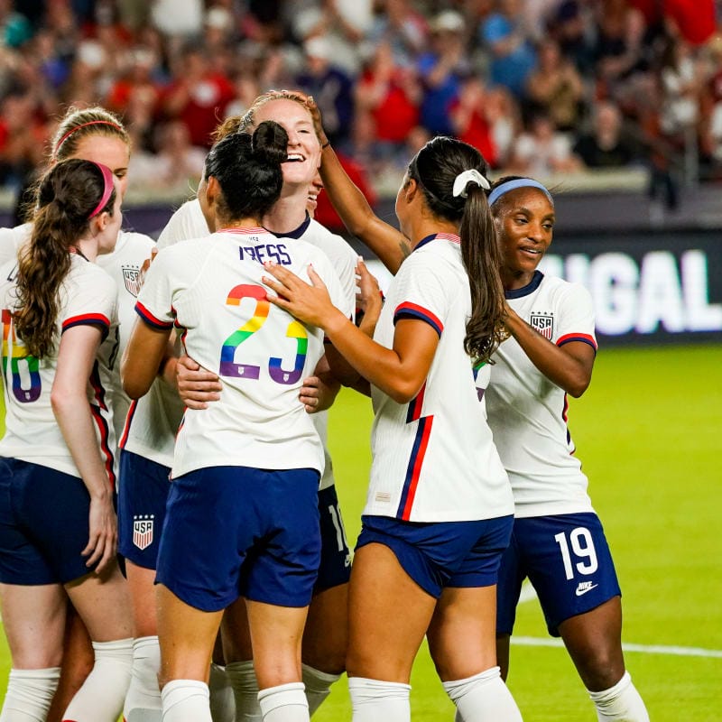 &nbsp;Samantha Mewis #3 of the United States celebrates her teammates after scoring&nbsp;