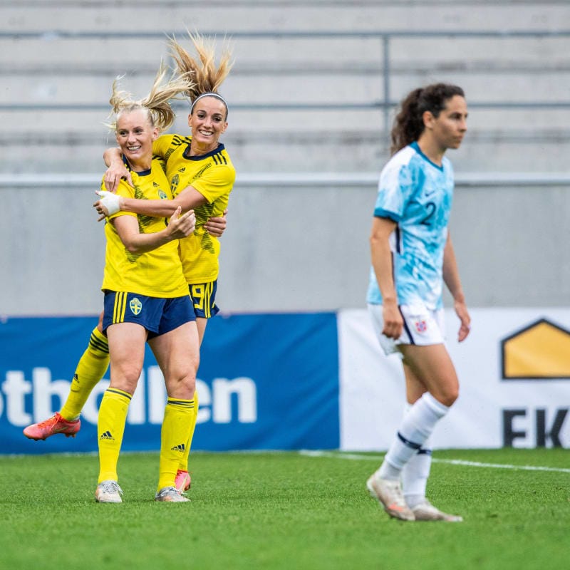 Stina Blackstenius of Sweden celebrates with Kosovare Asllani