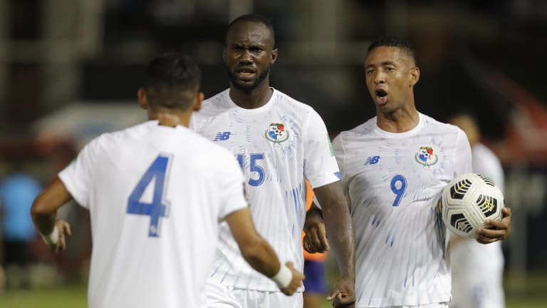 Omar Cordoba (L), Cecilio Waterman (C) and Gabriel Torres of the Panama national team celebrate a goal