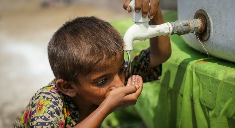 Pakistan: 10 million deprived of safe drinking water in flood-affected ...