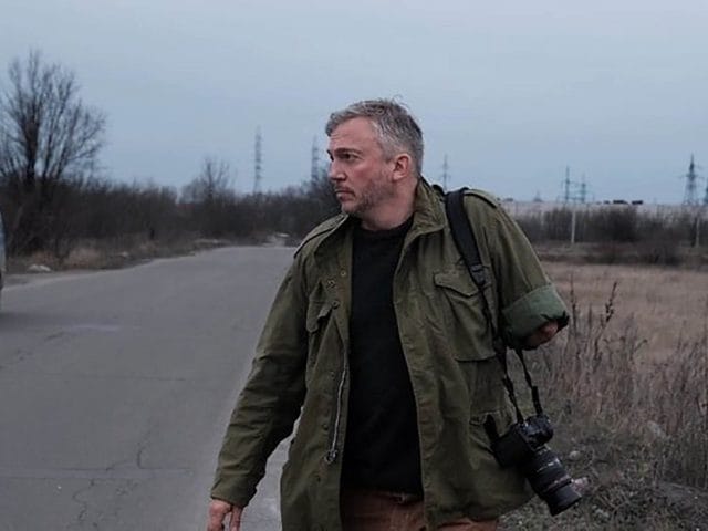 Giles Duley has dedicated his work as a photographer to document the impacts of war. He himself was severely wounded in Afghanistan and continues to fight on all fronts to heal his own wounds and those of others.